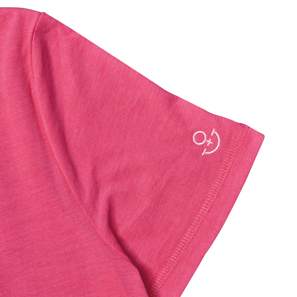 Weibliches Model mit ANKERBRAUT T-Shirt in Pink Flambé