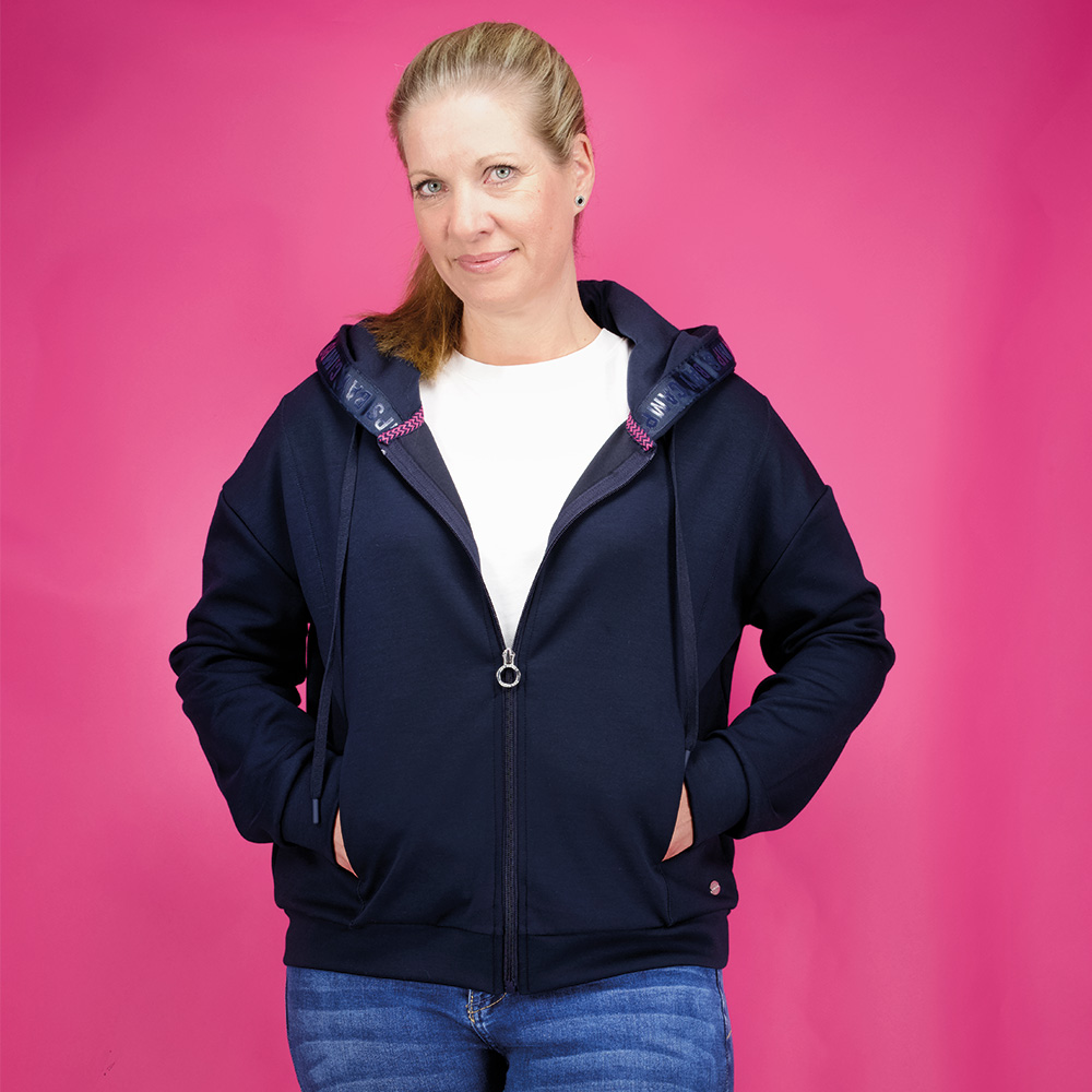 Weibliches Model mit CAMPS BAY Sweatjacke 