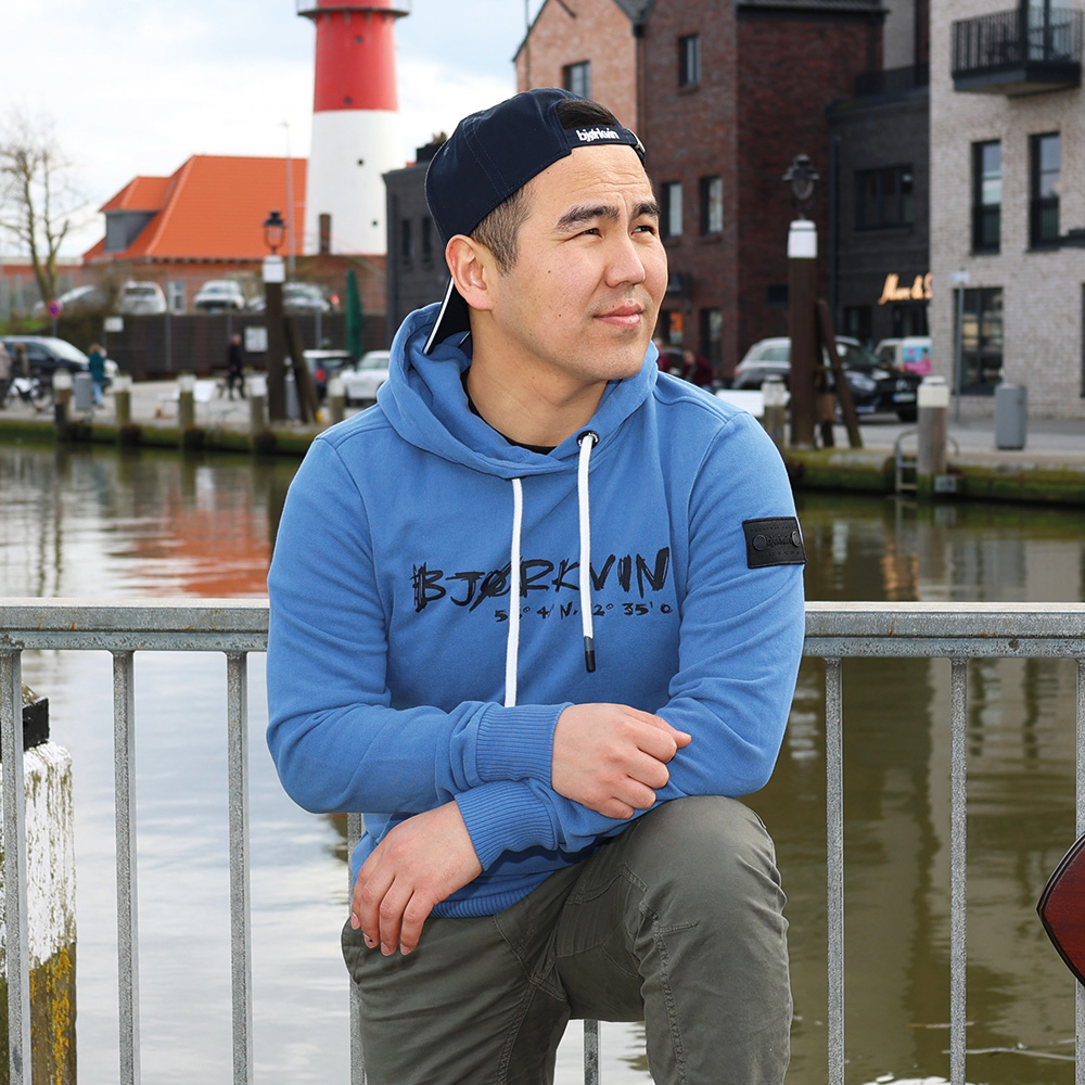 Männliches Model mit Björkvin Hoodie in Dutch Blue