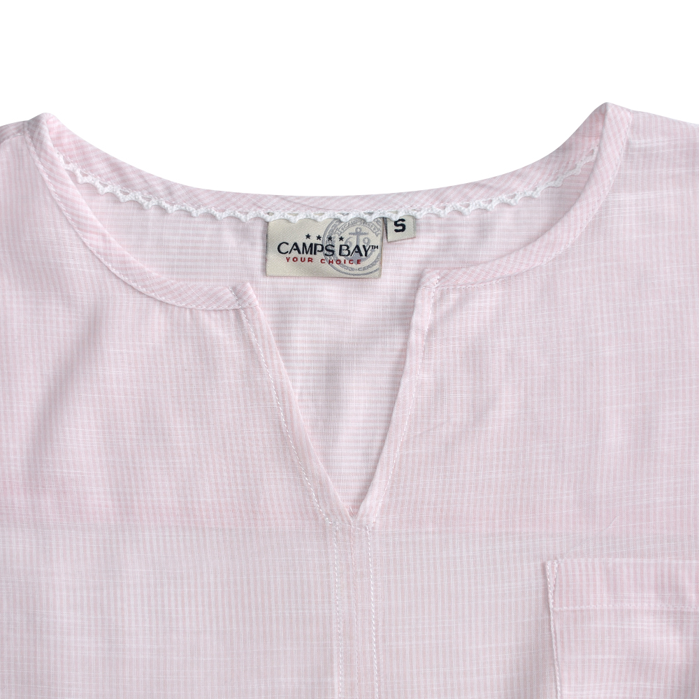 Weibliches Model mit CAMPS BAY Bluse in White-Cradle Pink
