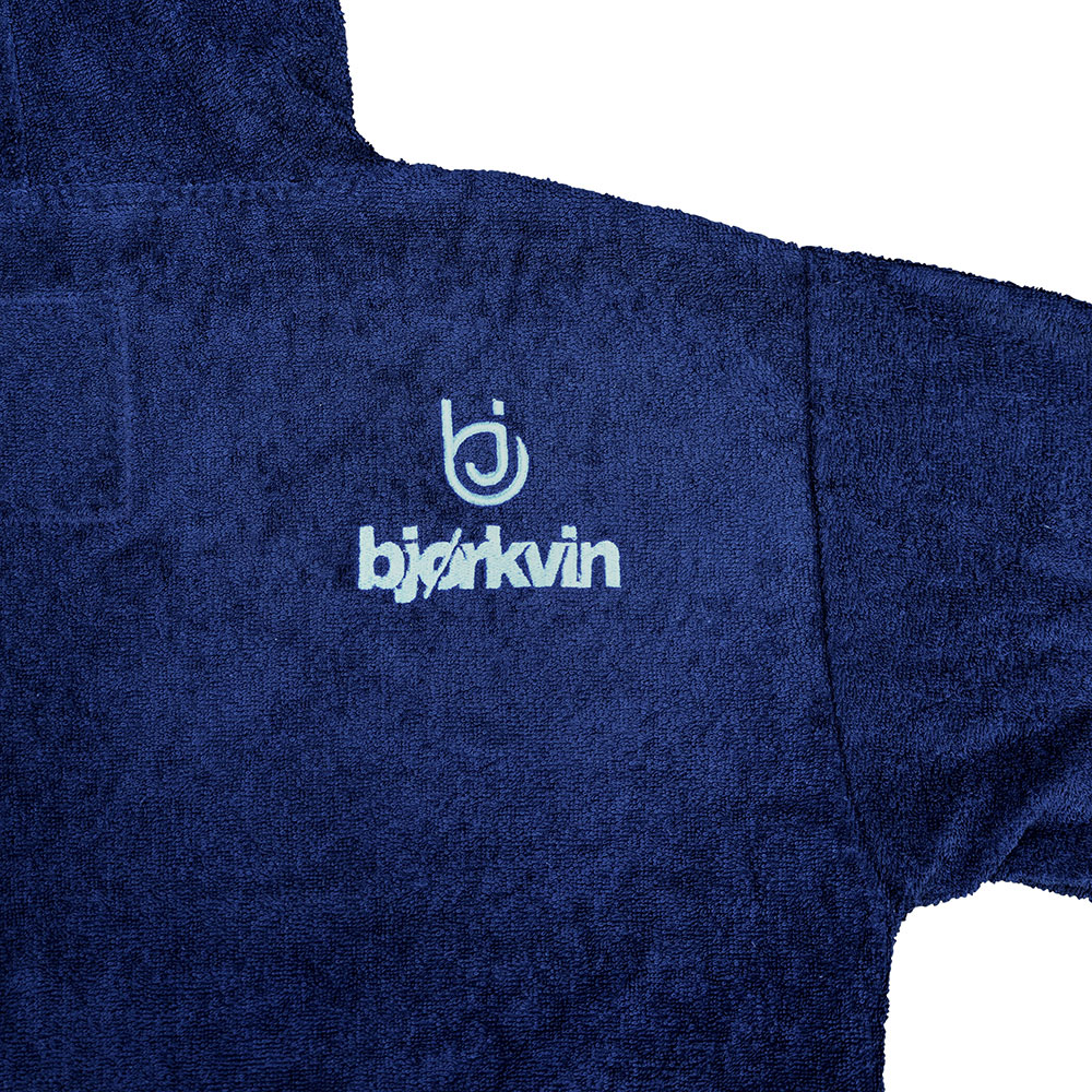 Männliches Model mit Björkvin Beach-Poncho in Navy
