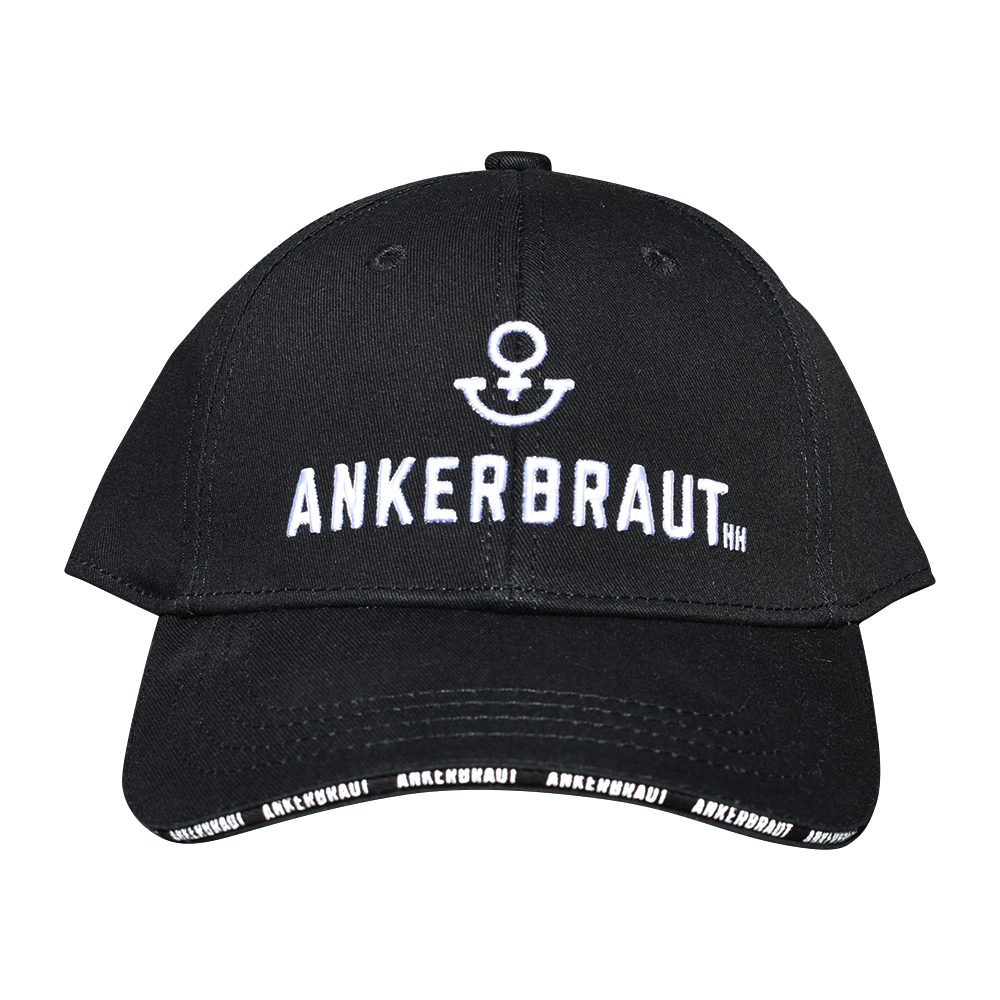Weibliches Model mit ANKERBRAUT Cap in Schwarz