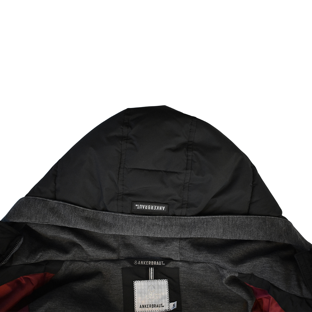 Weibliches Model mit ANKERBRAUT Mantel in Schwarz