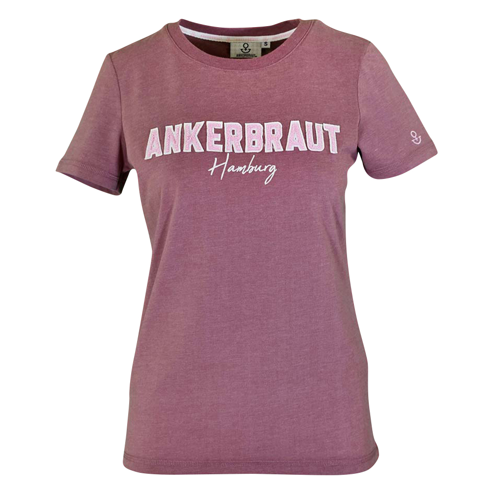 Weibliches Model mit ANKERBRAUT T-Shirt in Rose Brown