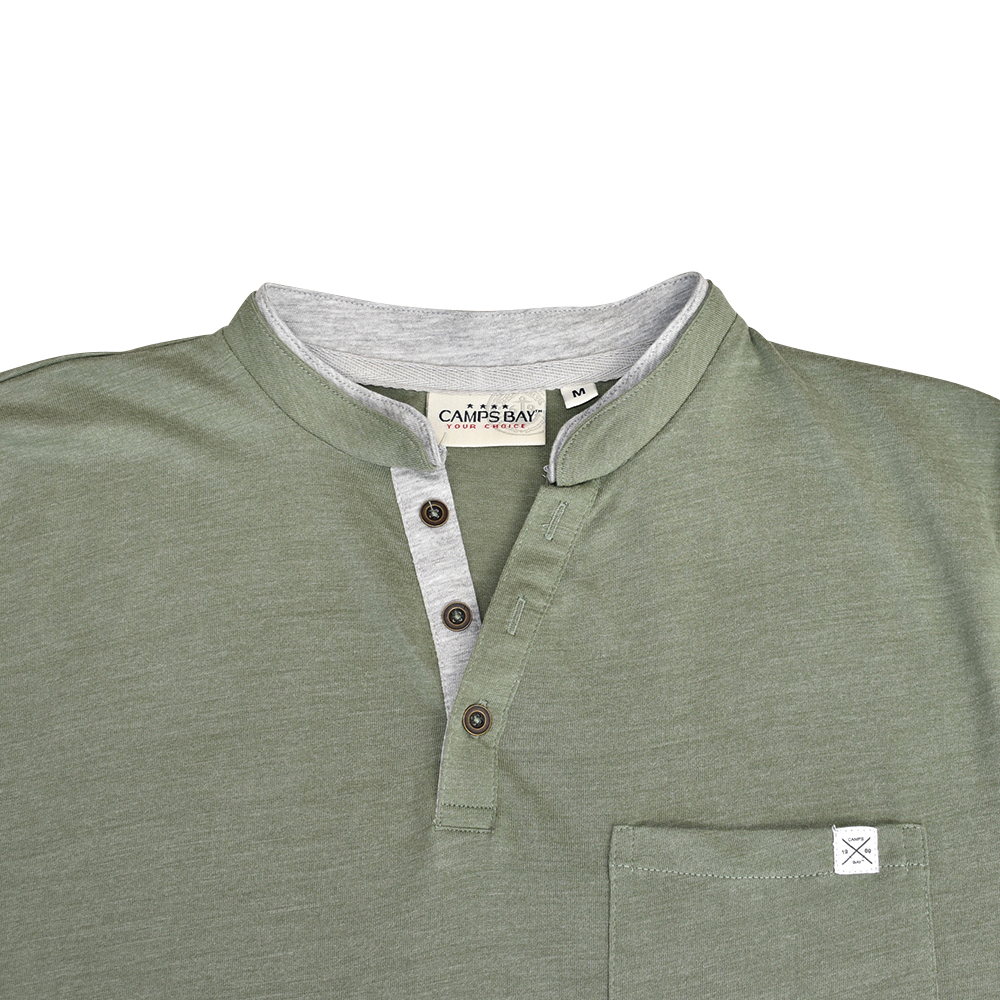 Männliches Model mit CAMPS BAY T-Shirt in Sea Spray Melange