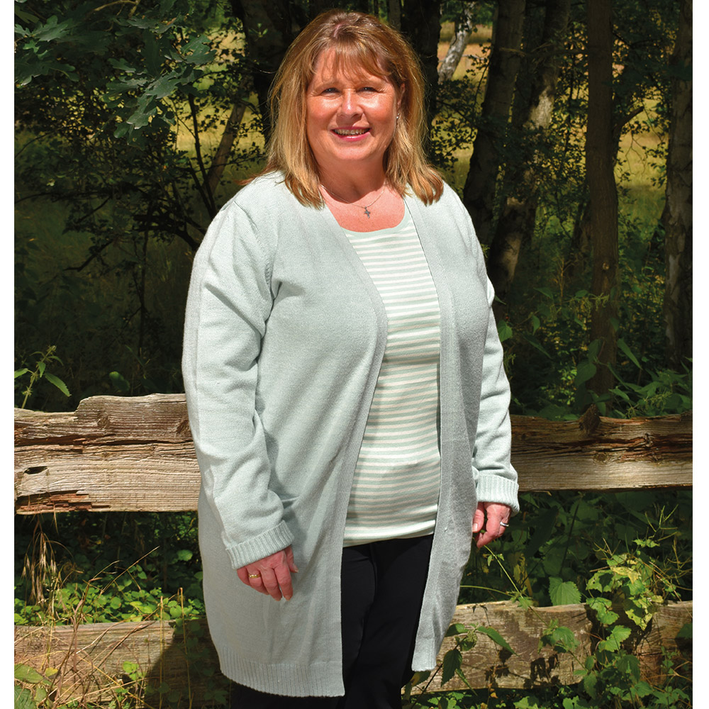 Weibliches Model mit CAMPS BAY Strickjacke in Harbour Grey