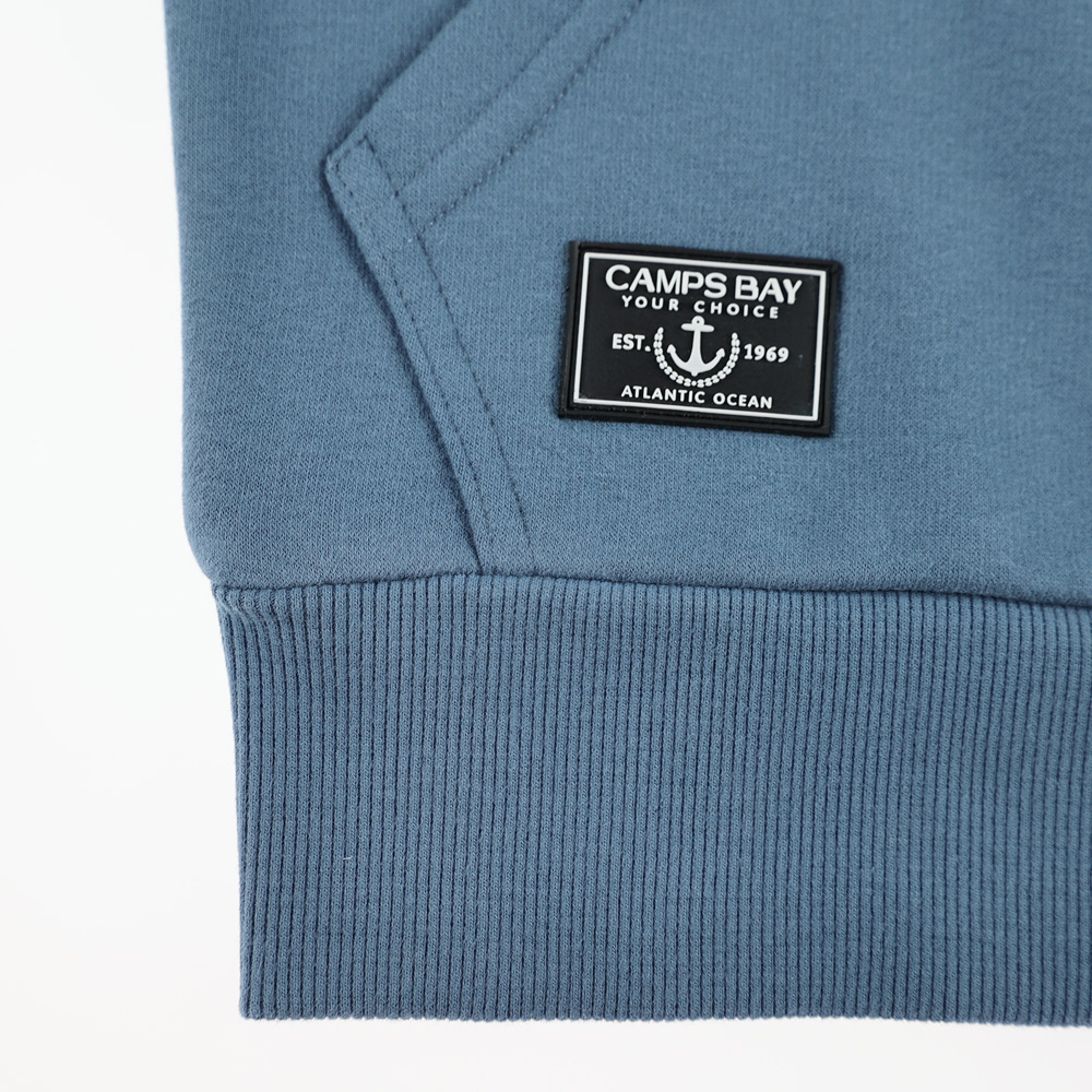 Männliches Model mit CAMPS BAY Hoodie in China Blue