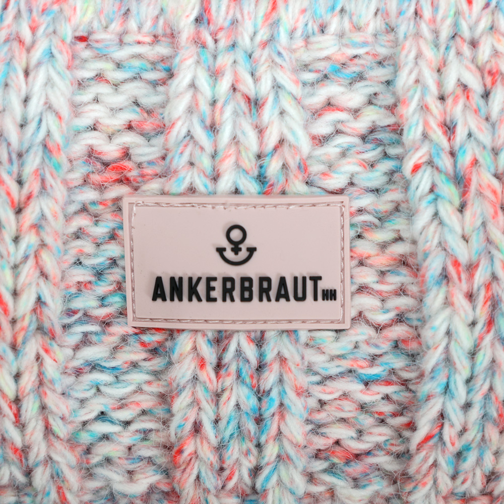 Weibliches Model mit ANKERBRAUT Mütze in Rose