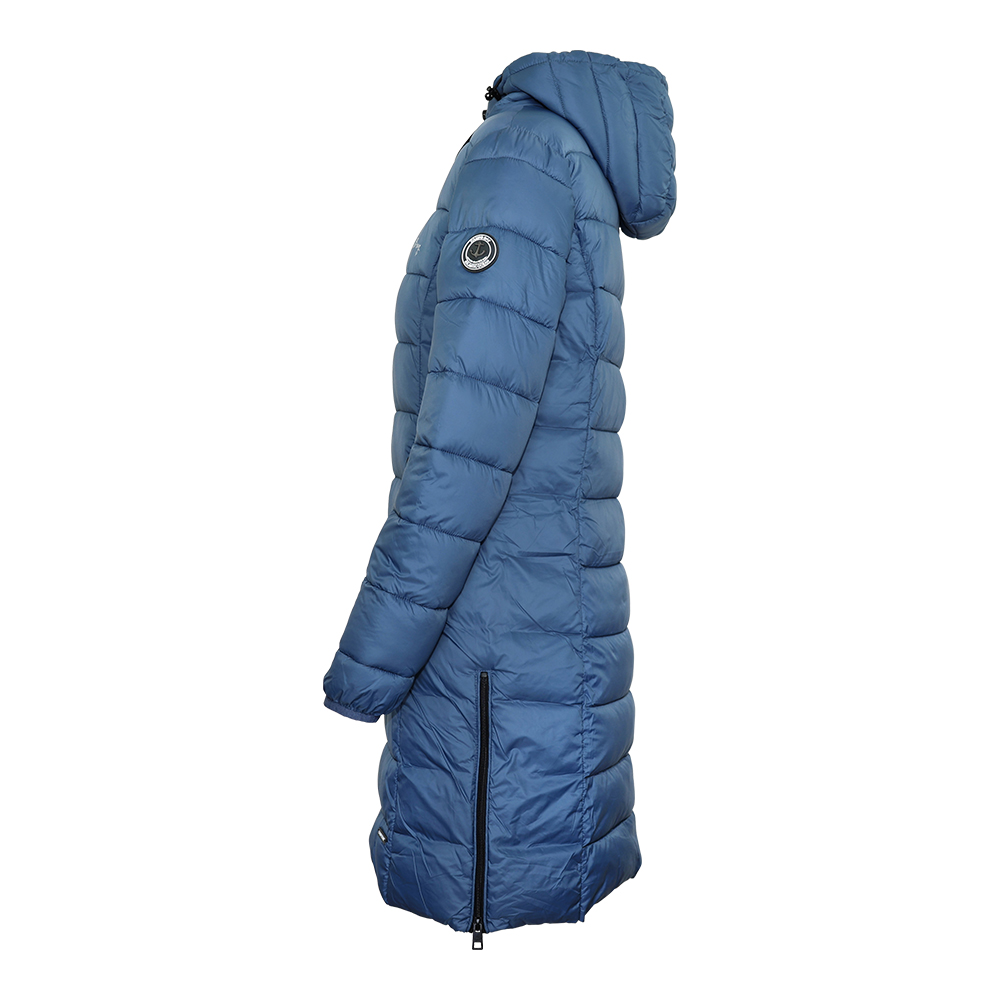 Weibliches Model mit CAMPS BAY Steppmantel in Bering Sea