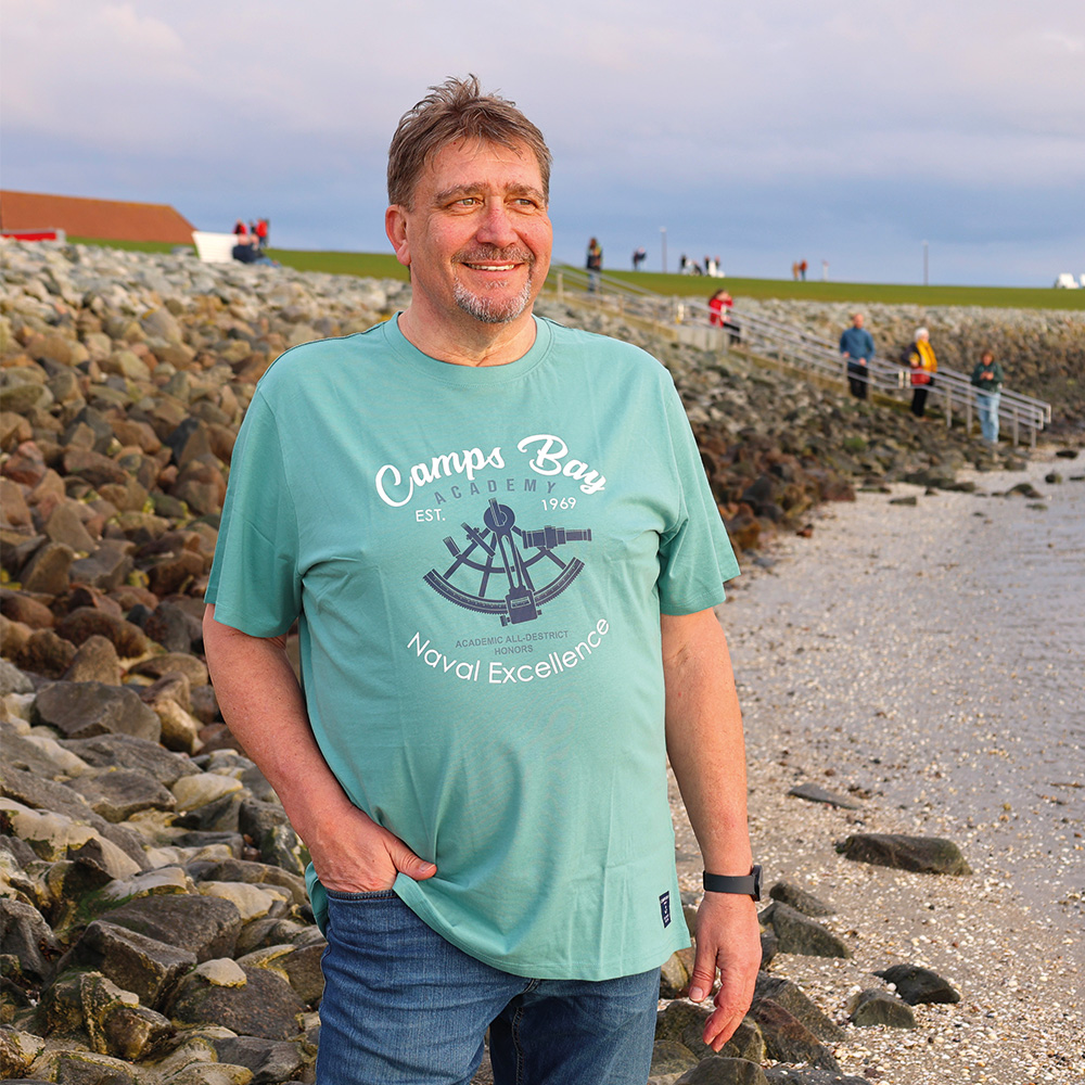 Männliches Model mit CAMPS BAY T-Shirt in Oil Blue
