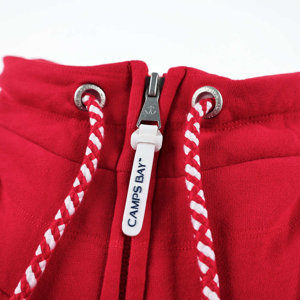 Weibliches Model mit CAMPS BAY Sweatjacke in Savvy Red
