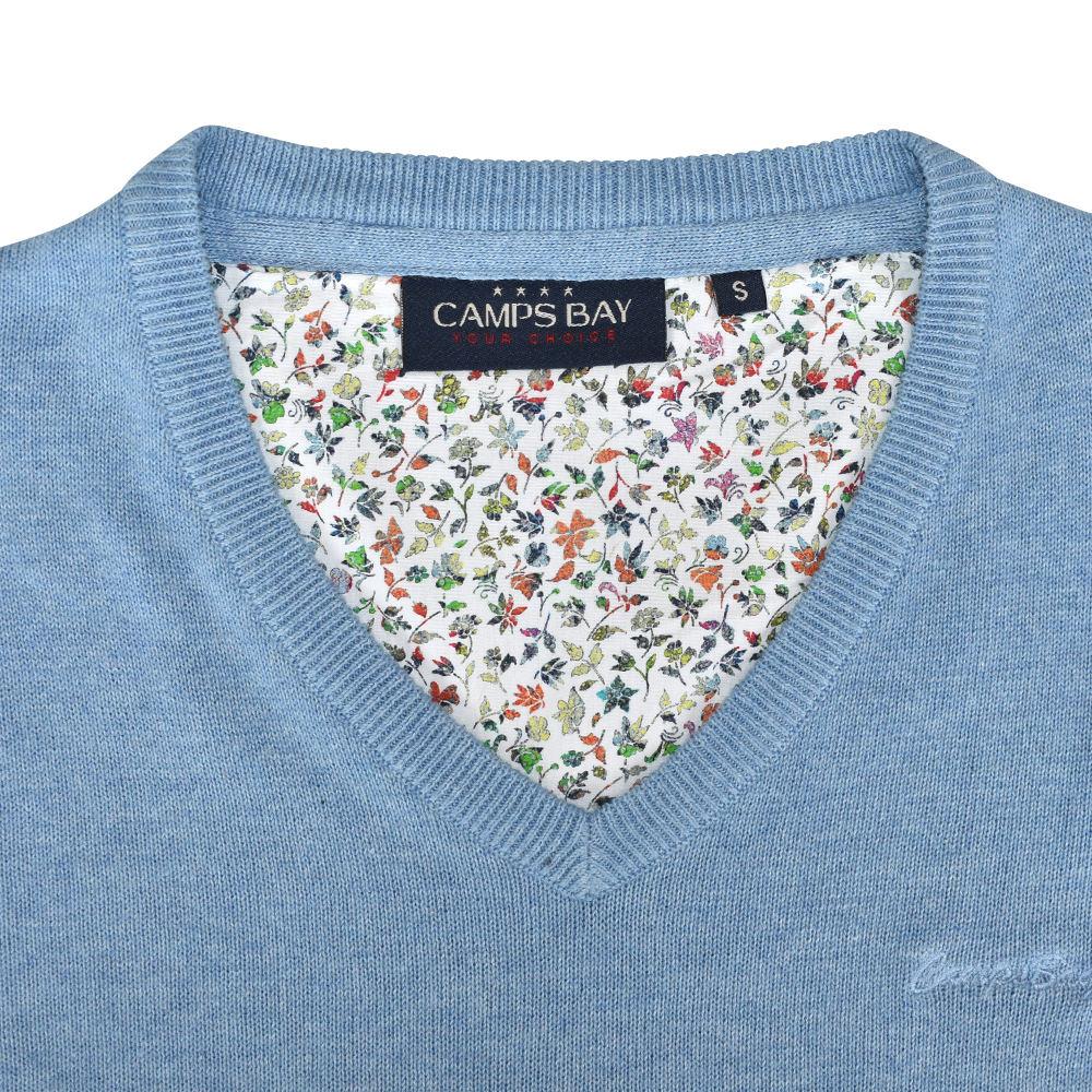 Weibliches Model mit CAMPS BAY Pullover in Light Blue