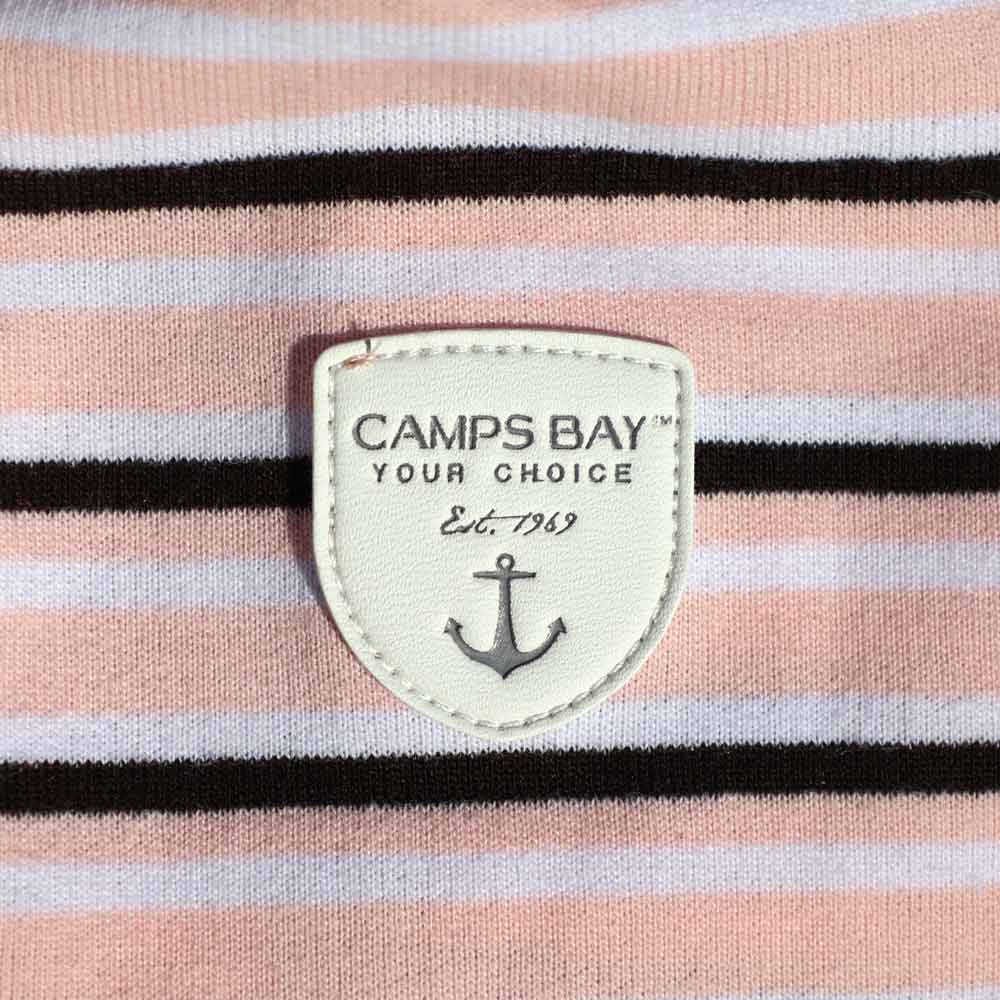 Weibliches Model mit CAMPS BAY Hoodie in Rosa gestreift