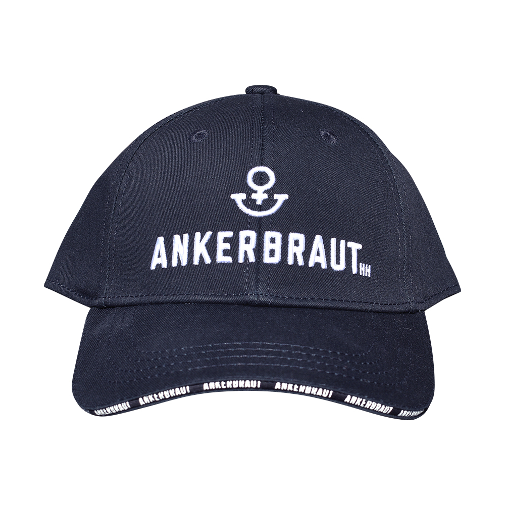 Weibliches Model mit ANKERBRAUT Cap in Navy