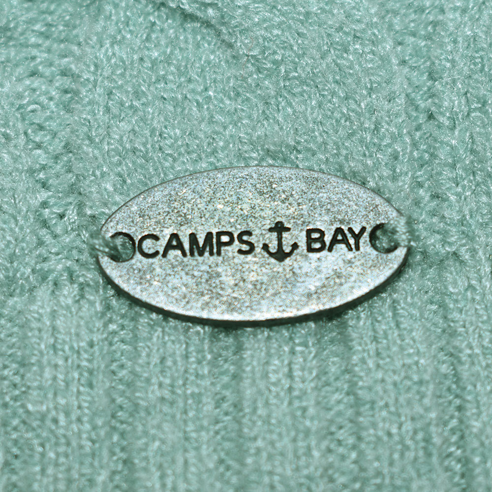 Weibliches Model mit CAMPS BAY Strickjacke in Harbour Grey