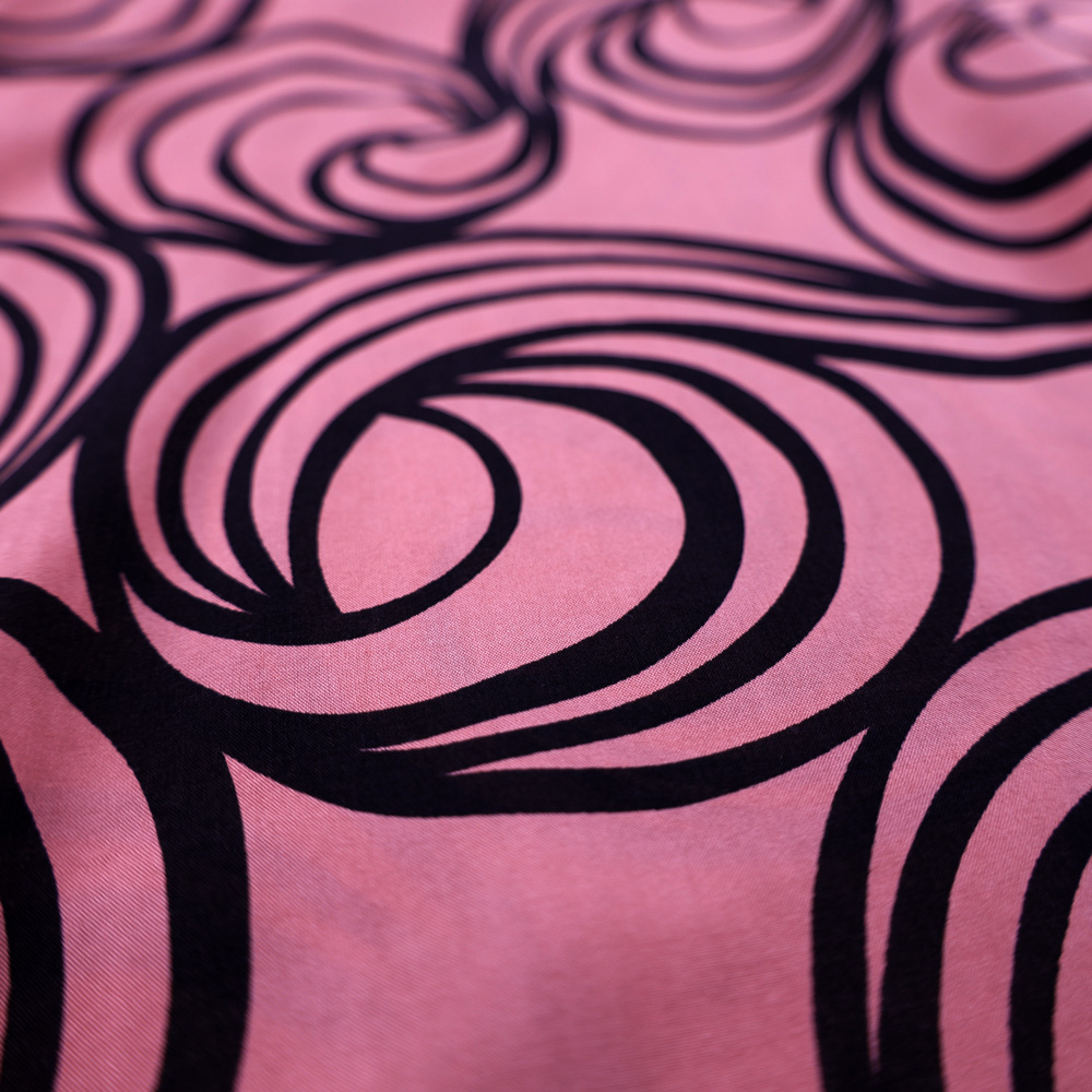 Weibliches Model mit Küstenzauber Bluse in Rose