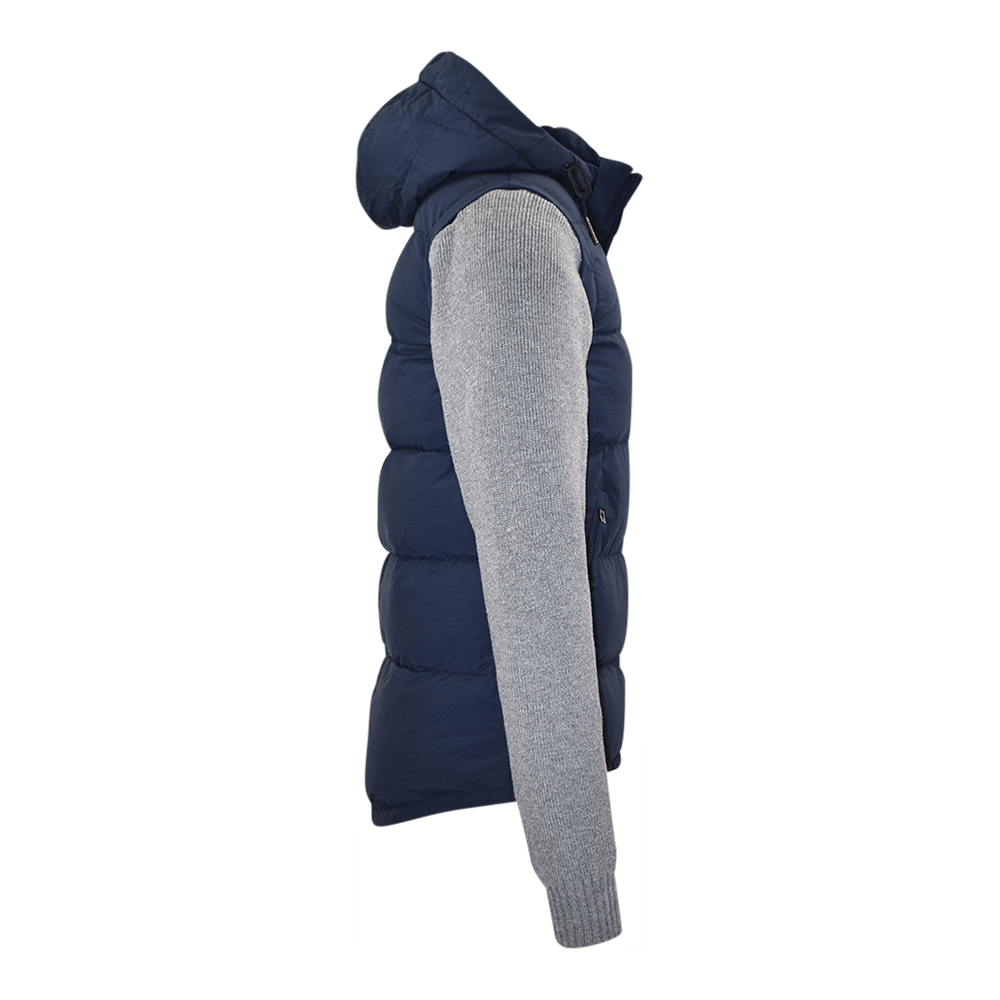 Männliches Model mit CAMPS BAY Westenjacke in Total Eclipse Navy
