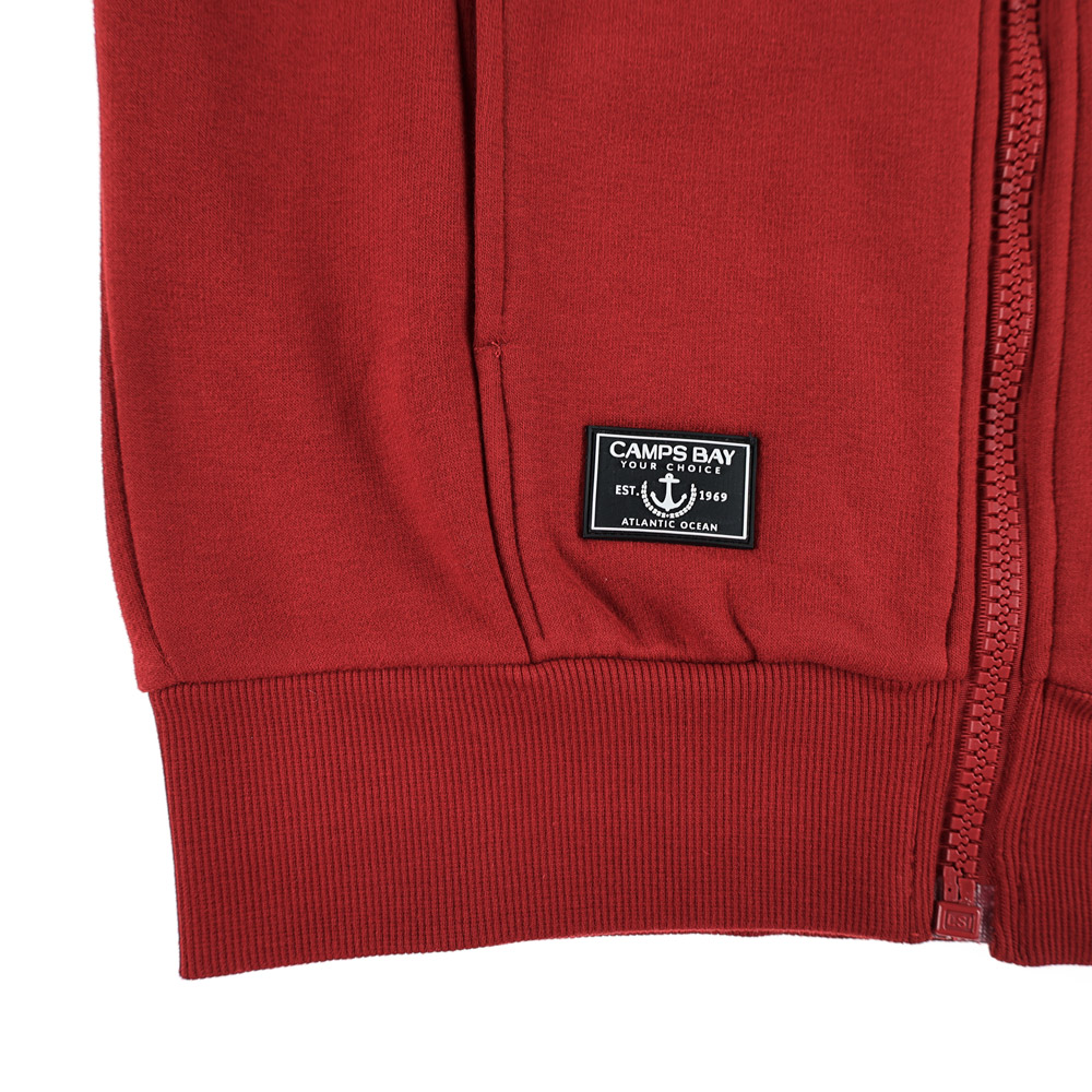 Männliches Model mit CAMPS BAY Sweatjacke in Sun Dried Tomato