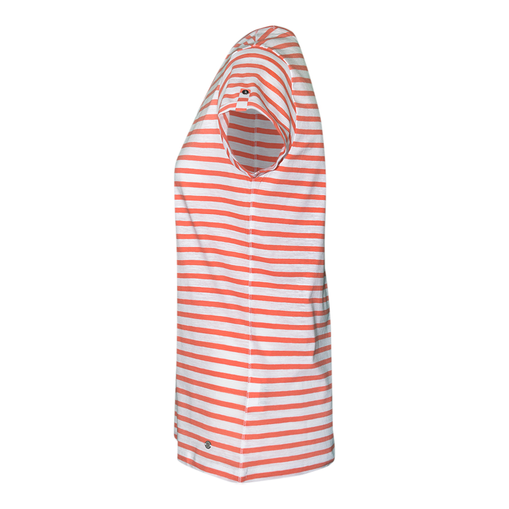 Weibliches Model mit CAMPS BAY Shirt in Fusion Coral