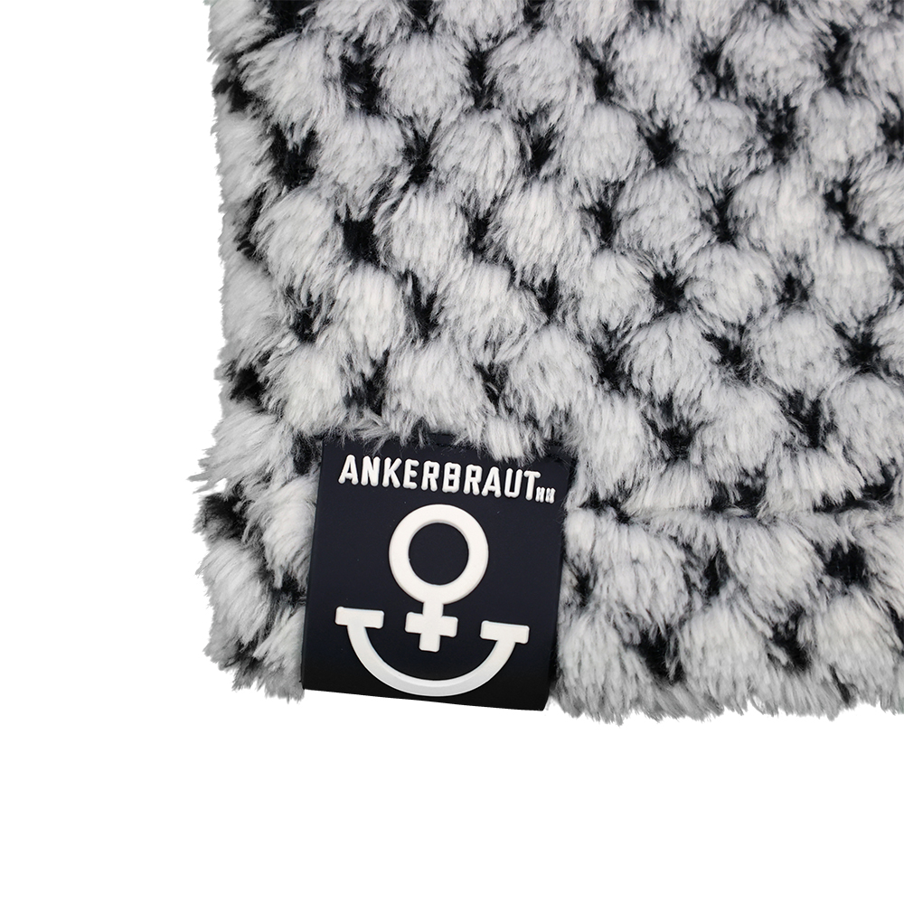 Weibliches Model mit ANKERBRAUT Plüschjacke in India Ink
