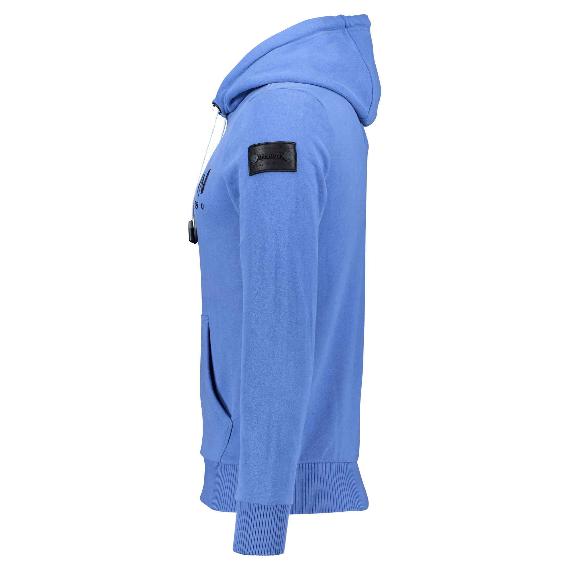 Männliches Model mit Björkvin Hoodie in Dutch Blue