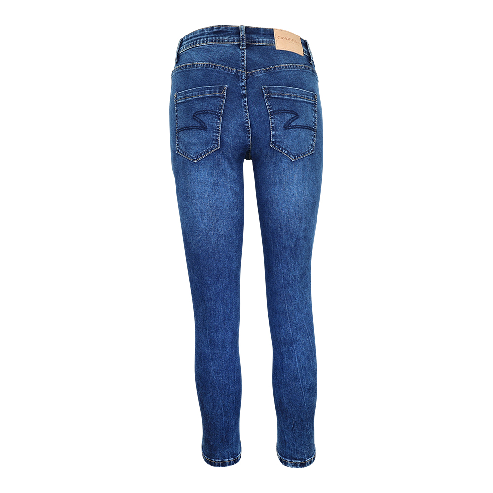 Weibliches Model mit CAMPS BAY Jeans in dblue