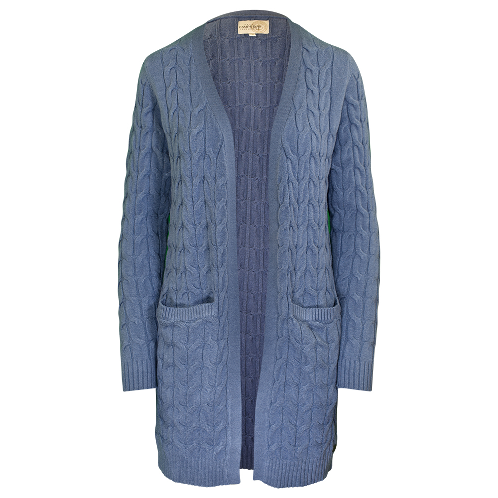 Weibliches Model mit CAMPS BAY Strickjacke 