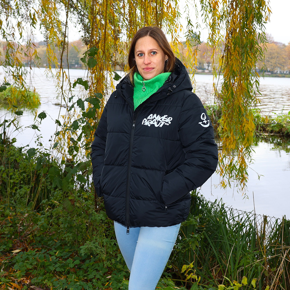 Weibliches Model mit ANKERBRAUT Jacke in Schwarz