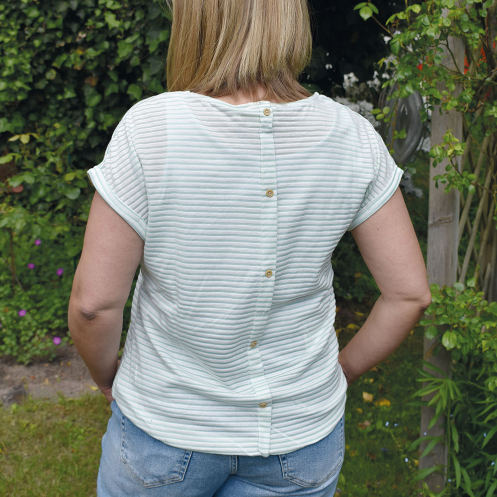 Weibliches Model mit CAMPS BAY Shirt in Mint-Weiß