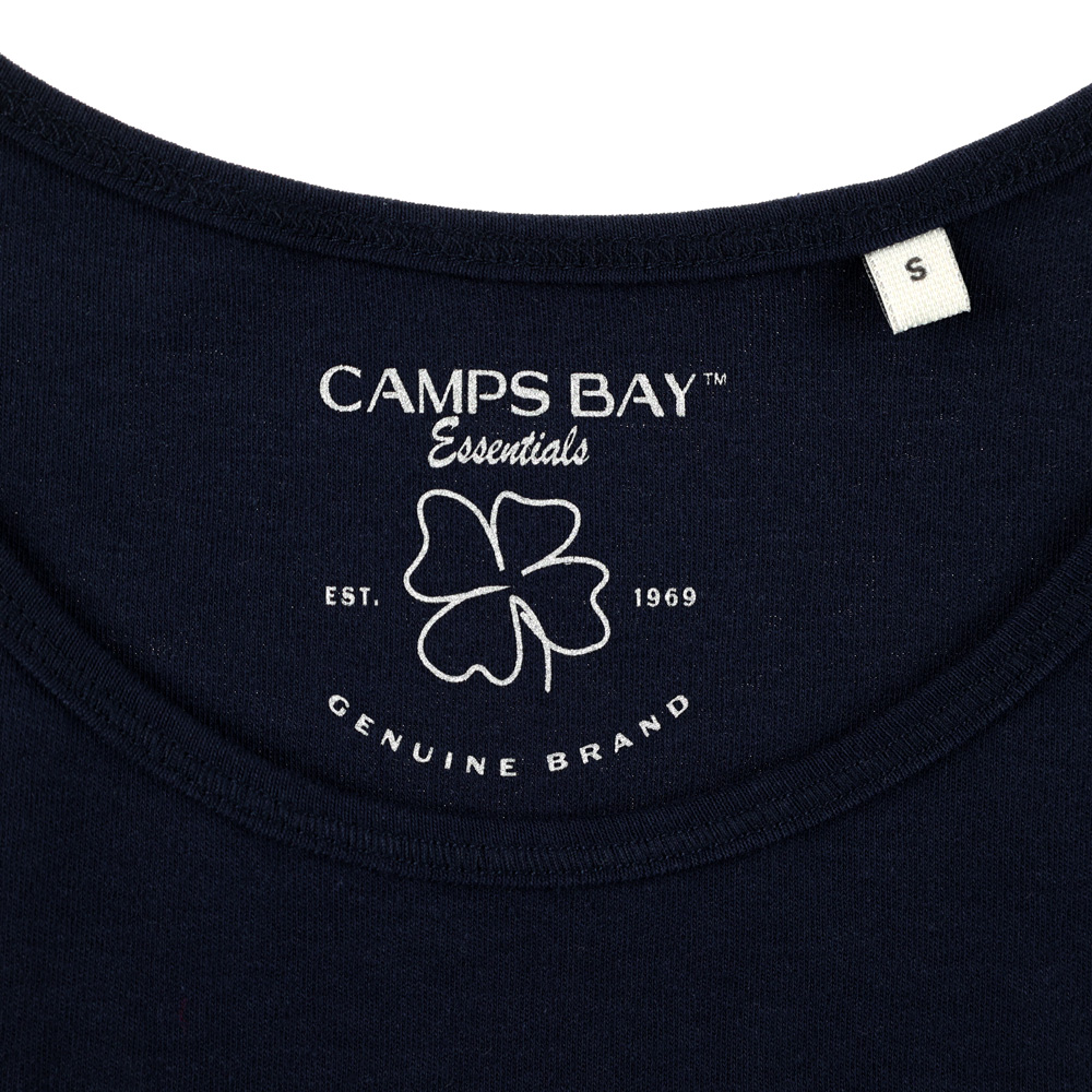 Weibliches Model mit CAMPS  BAY Top in Night Sky