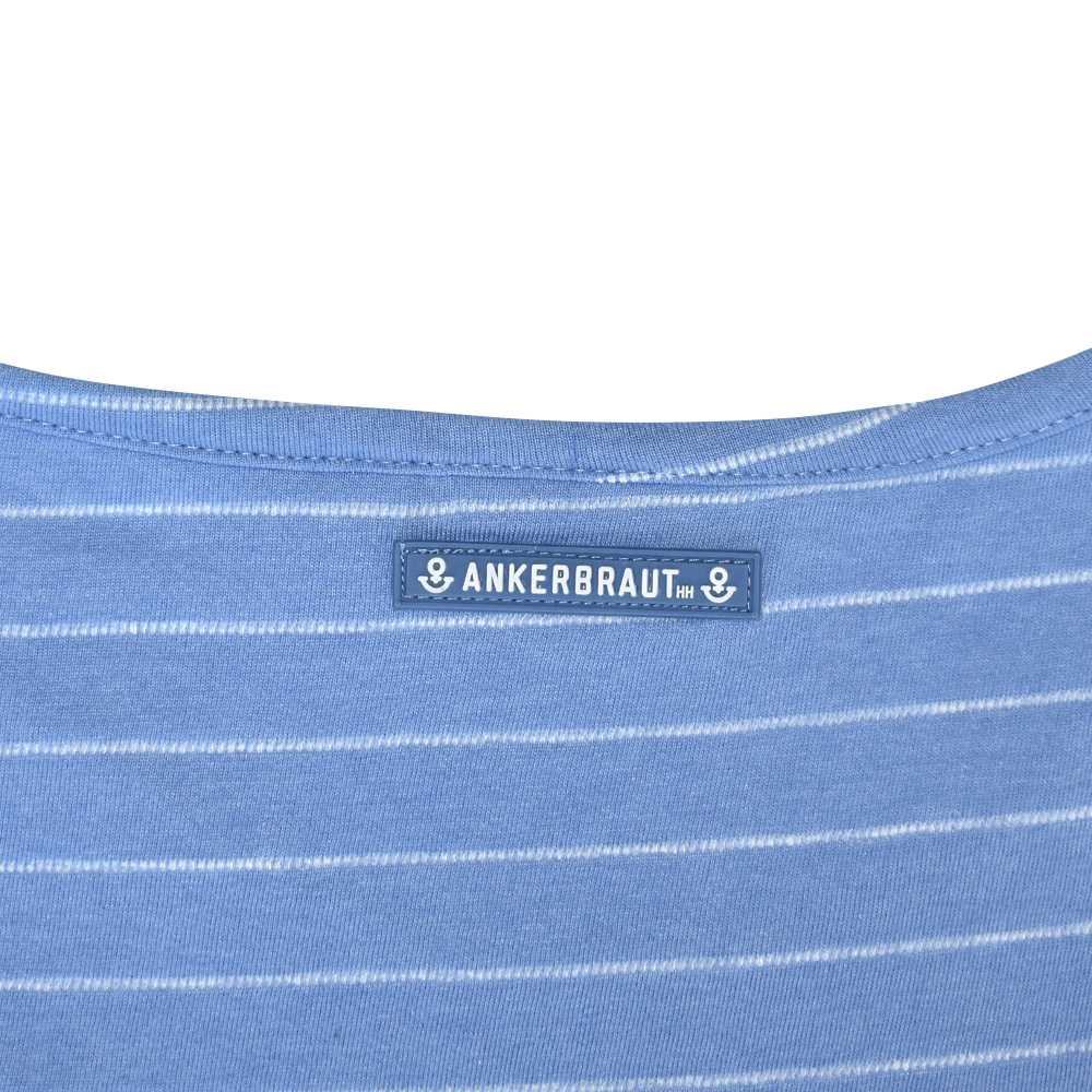 Weibliches Model mit ANKERBRAUT T-Shirt in Lavender Lustre
