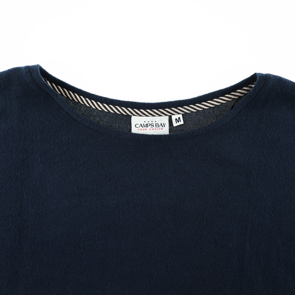 Weibliches Model mit CAMPS BAY Shirt in Navy Marl