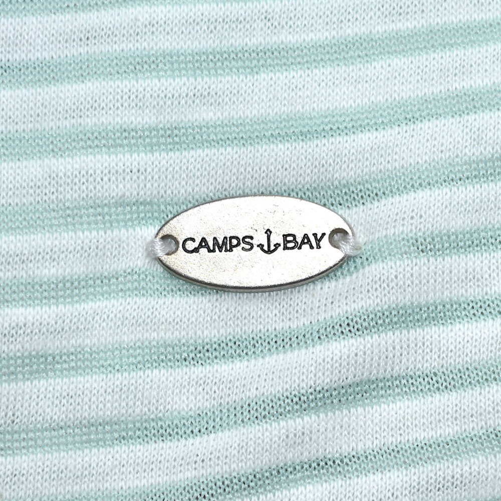 Weibliches Model mit CAMPS BAY Shirt in Mint-Weiß