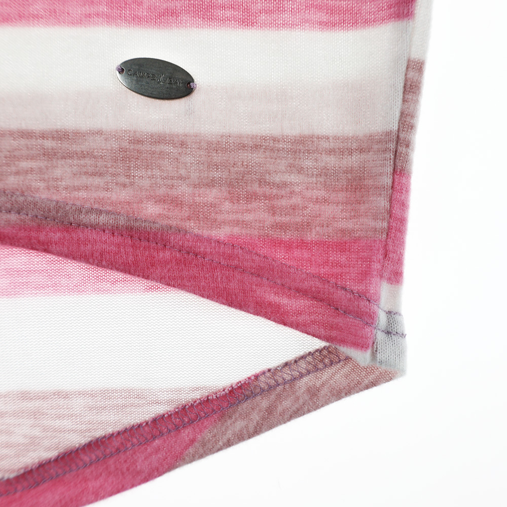 Weibliches Model mit CAMPS BAY Shirt in Rose Pink Stripe
