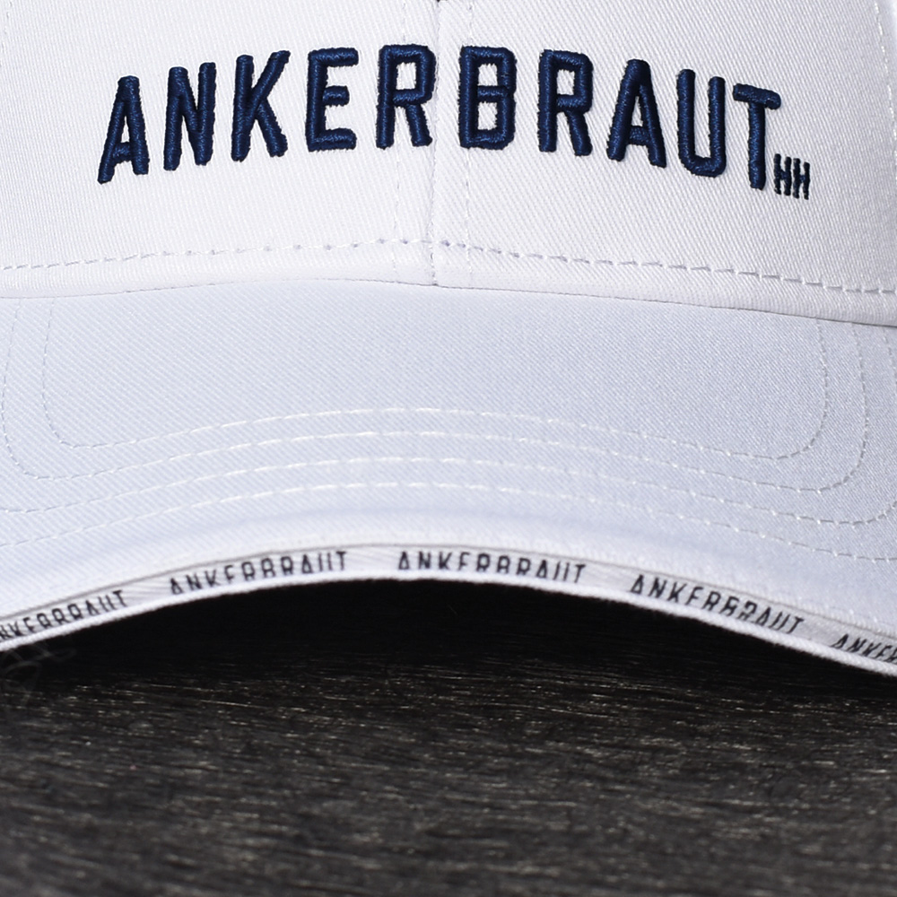Weibliches Model mit ANKERBRAUT Cap in Weiß