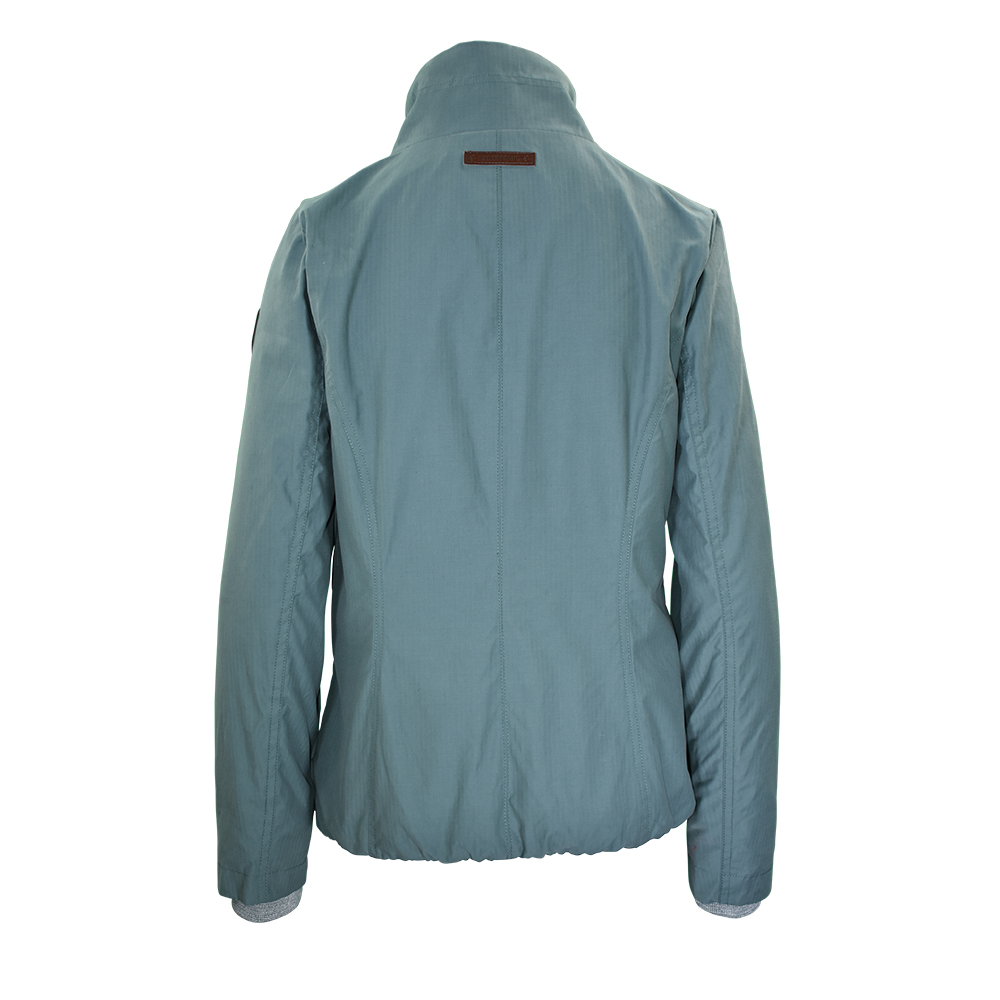 Weibliches Model mit ANKERBRAUT Jacke in Petrol