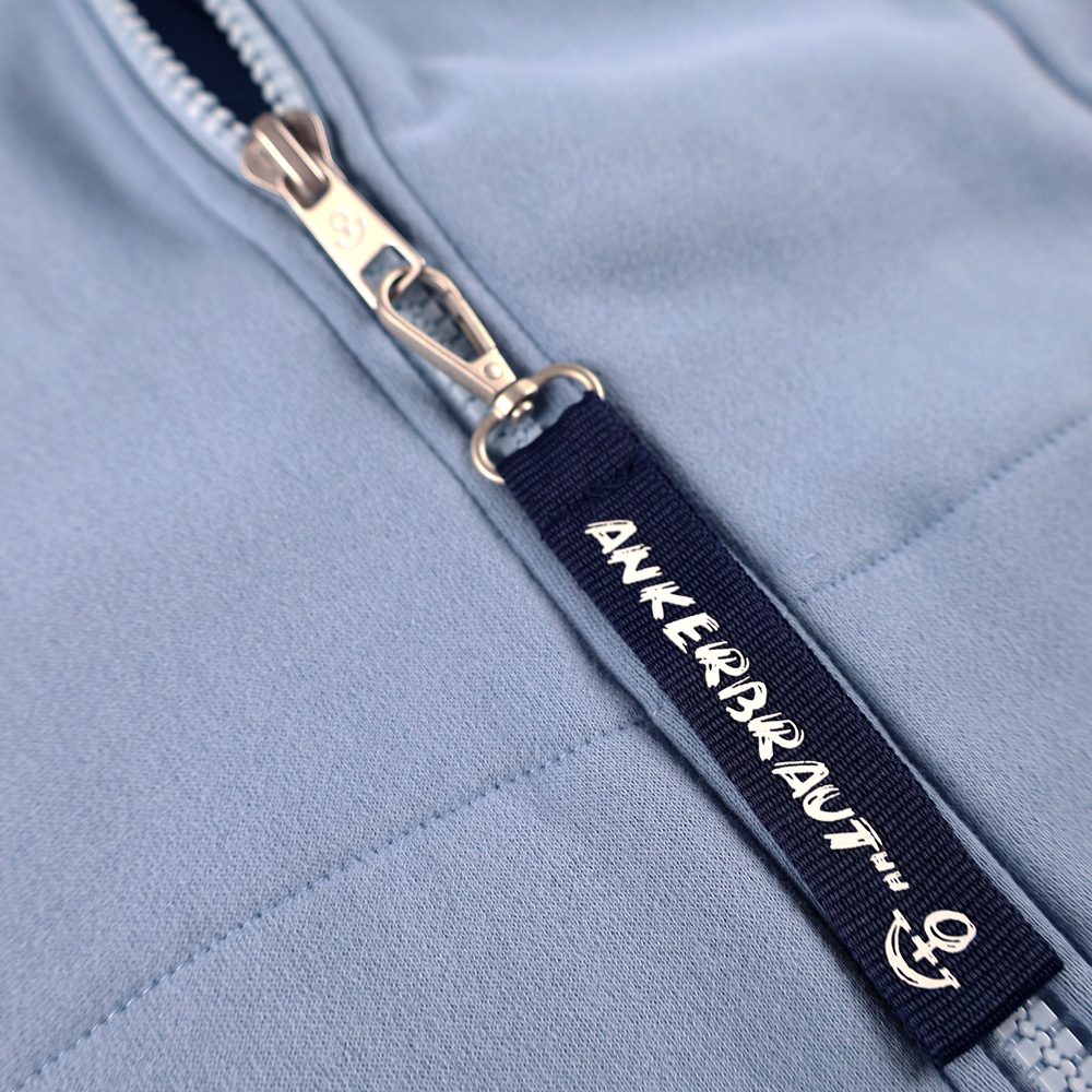 Weibliches Model mit ANKERBRAUT Sweatjacke in Forever Blue