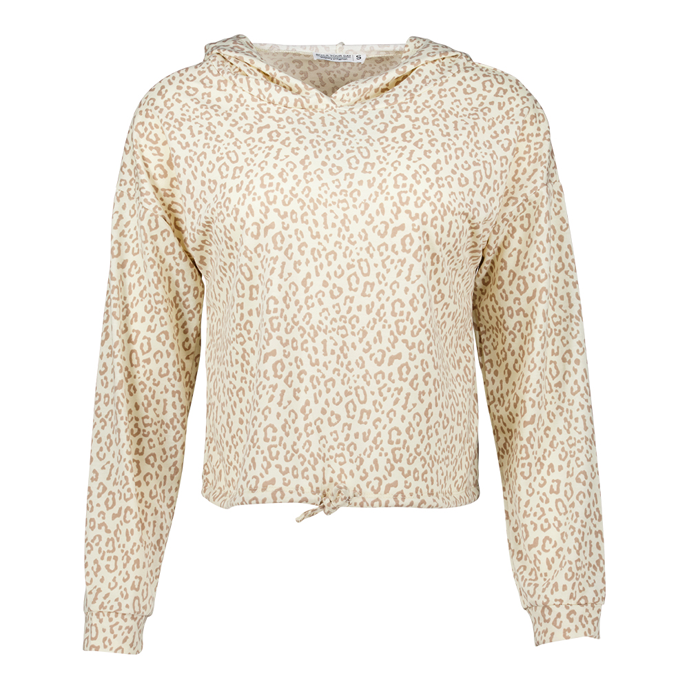 Weibliches Model mit Rock your Day Shirt in Offwhite Leo