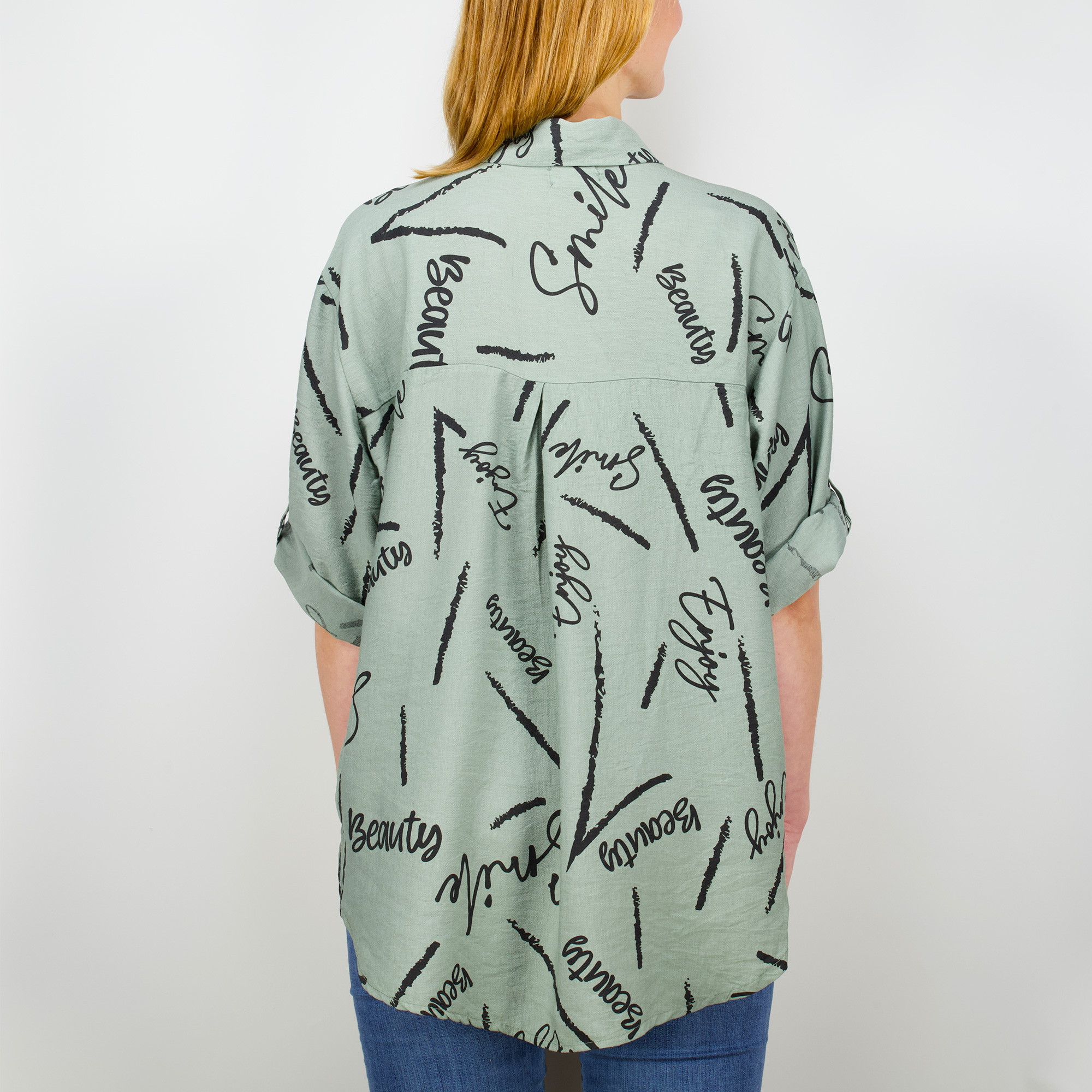 Weibliches Model mit Küstenzauber Bluse in Khaki