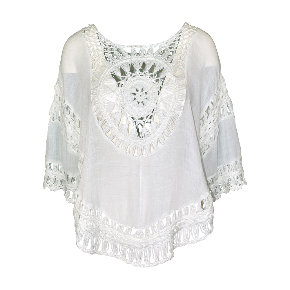 Weibliches Model mit CAMPS BAY Bluse in Offwhite
