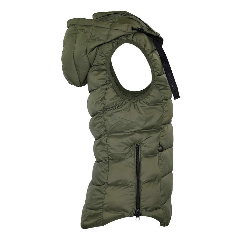 Weibliches Model mit CAMPS BAY Steppweste in Olive Night