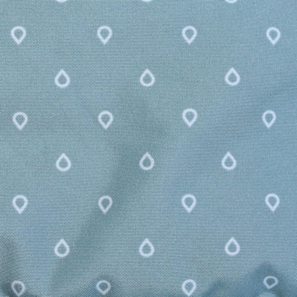 Weibliches Model mit ANKERBRAUT Weste in Slate Gray
