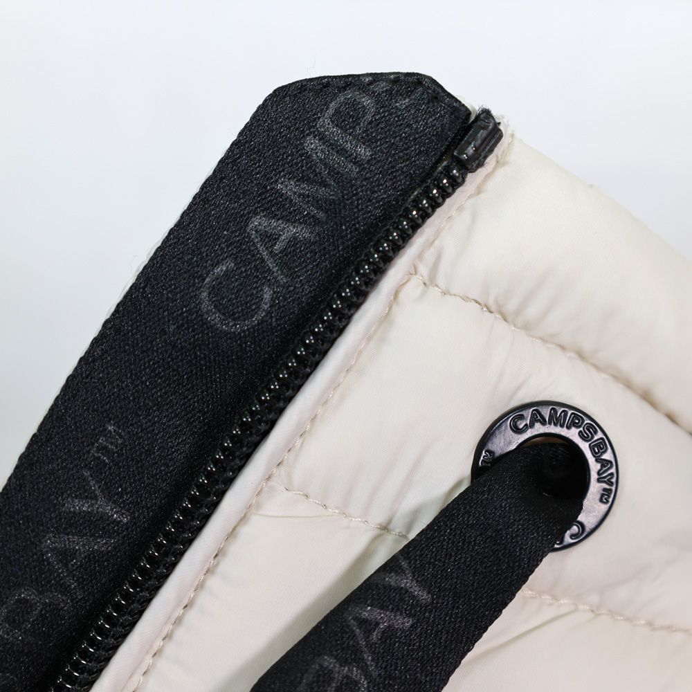 Weibliches Model mit CAMPS BAY Steppjacke in Moonbeam