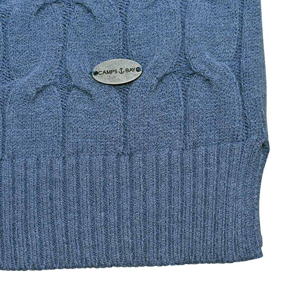 Weibliches Model mit CAMPS BAY Strickjacke in Infinity