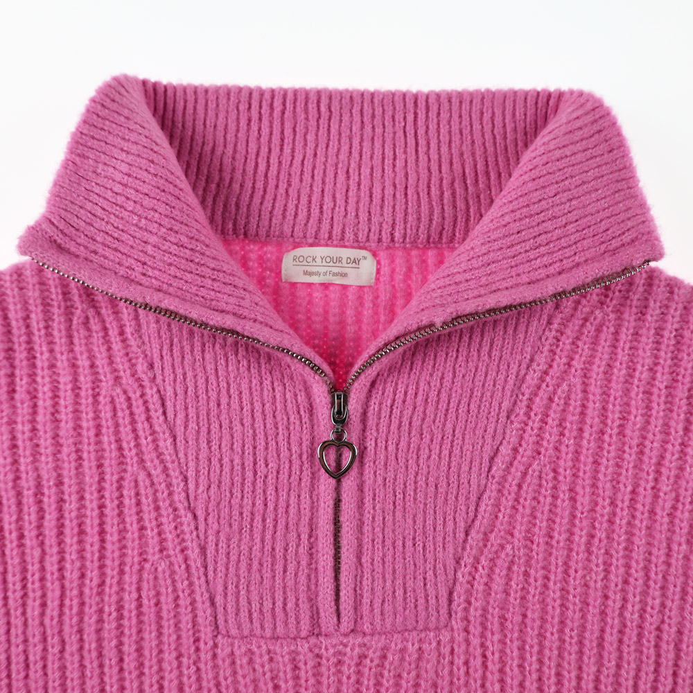 Weibliches Model mit Rock your Day Pullover in Cyclam