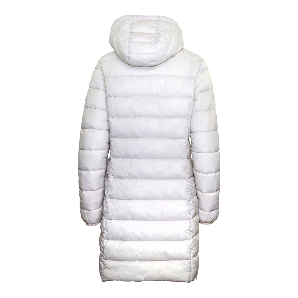 Weibliches Model mit CAMPS BAY Steppmantel in Moonbeam