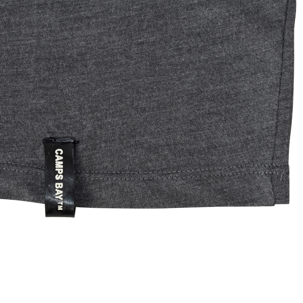 Männliches Model mit CAMPS BAY T-Shirt in Streifen Forged Iron