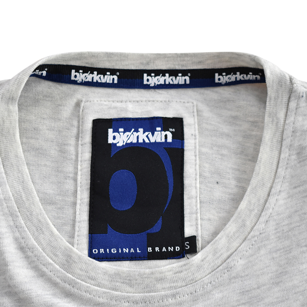 Männliches Model mit Björkvin T-Shirt in Silver Melange