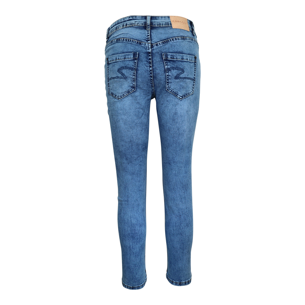 Weibliches Model mit CAMPS BAY Jeans in mblue