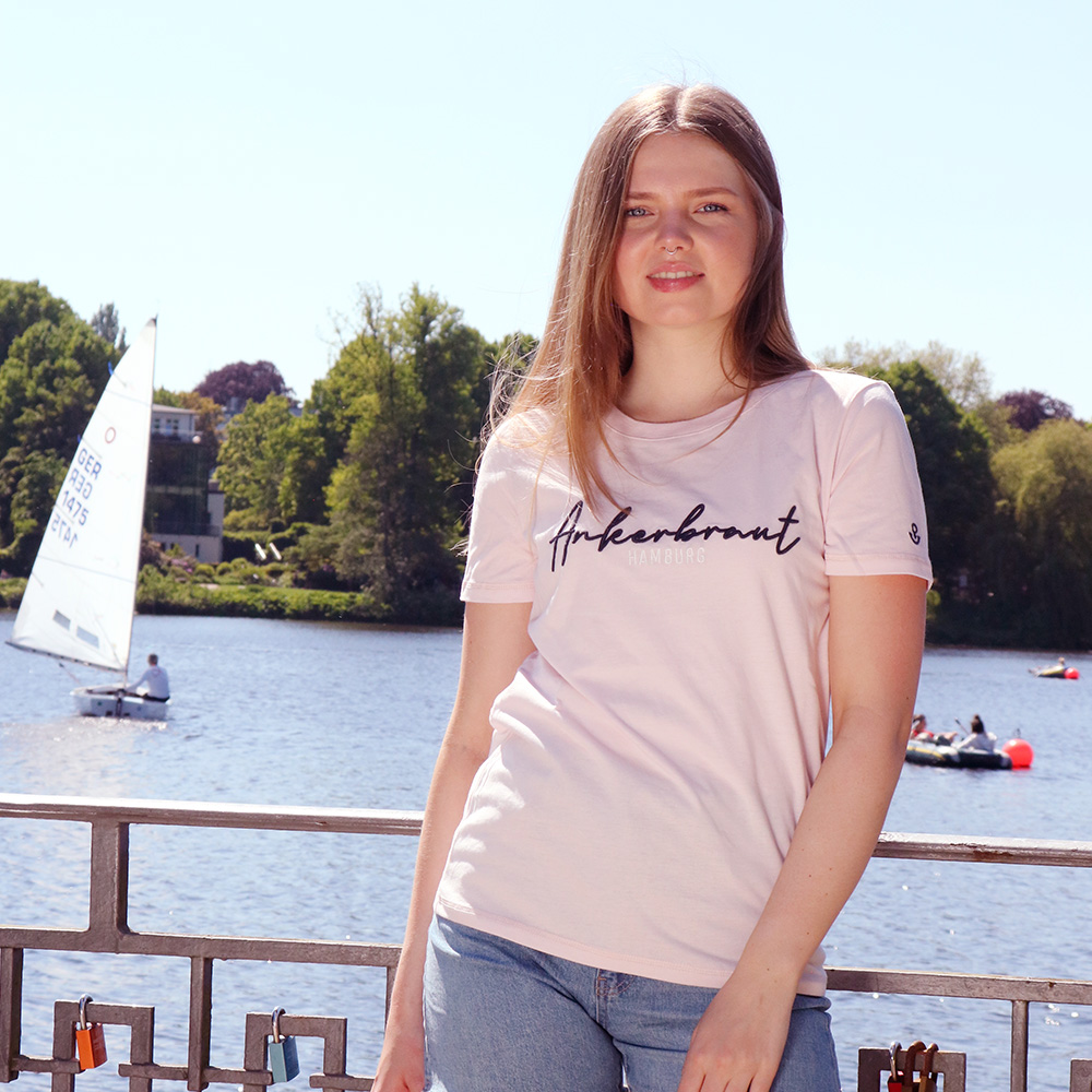 Weibliches Model mit ANKERBRAUT T-Shirt in Cradle Pink